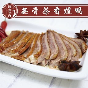 嚴選檢驗合格台灣騾鴨肉 以茶葉燻香、自然焦糖上色與肉品完美結合，每一口回甘鮮甜、唇齒留香