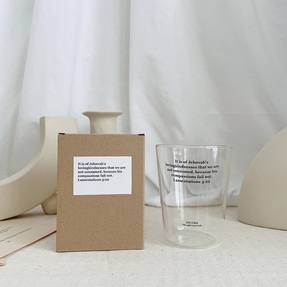 JIN CHA的經文玻璃杯,使用耐熱玻璃材質,透過透明杯身與搭配聖經