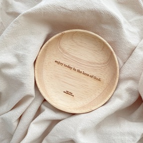 經文實木盤可當飾品盤，亦可當擺設 讓空間瞬間變美