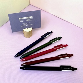 ５款顏色中性筆， 質感外型 / 舒適觸感 / 寫下最完美話語
