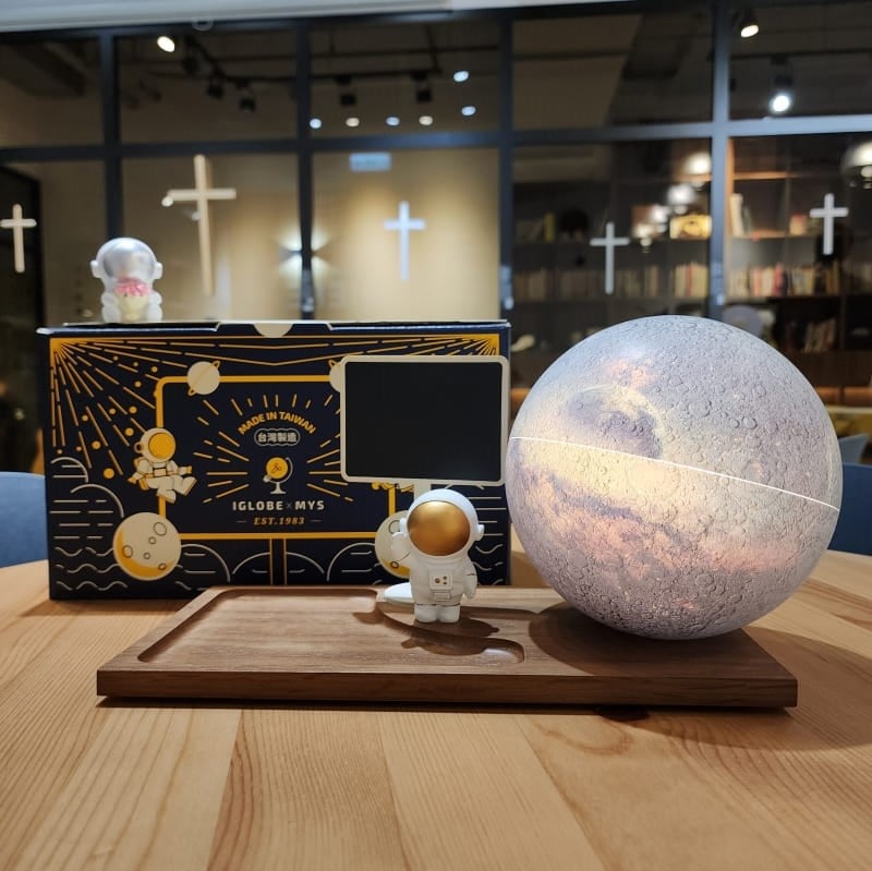 月球燈+太空人 橡木桌上擺飾收納