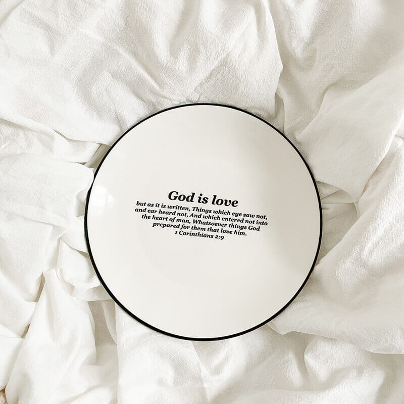 JIN CHA&GOD推出經文盤子,簡約的黑白設計充滿質感,讓您在餐桌上也能領受到上帝的滿滿恩典!若您有福音餐盤需求,推薦您選擇JIN CHA的經文盤子