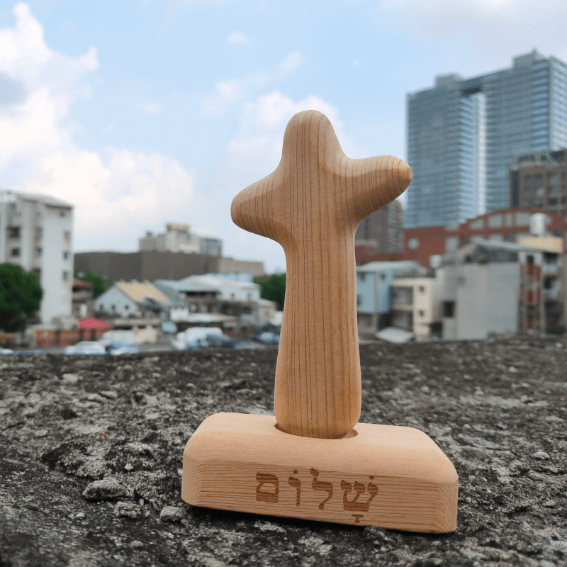 兼具 耶穌與十字架形象且散發台灣檜木香氣，可手持禱告